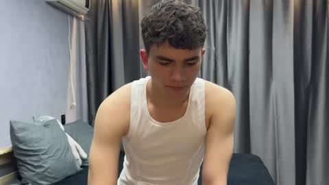Snapshot of maxwoolf chatting on 05/19/26, 12:00 Max online show from 05/19/26, 12:00