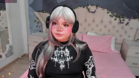 Maxine Minx online show from 04/05/26, 12:30