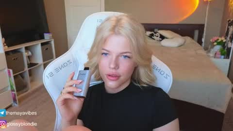 Maya online show from 04/11/26, 03:33