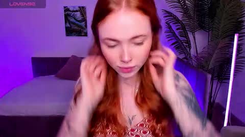 Snapshot of maya_light chatting on 09/29/25, 02:06 Maya online show from 09/29/25, 02:06