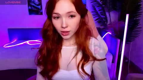 Snapshot of maya_light chatting on 10/22/25, 02:01 Maya online show from 10/22/25, 02:01