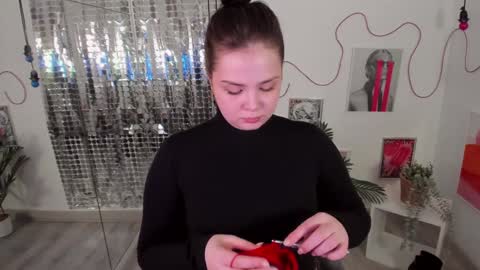 Woman online show from 12/21/24, 12:49