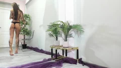 Snapshot of mayahellen chatting on 12/14/25, 05:35 Maya online show from 12/14/25, 05:35