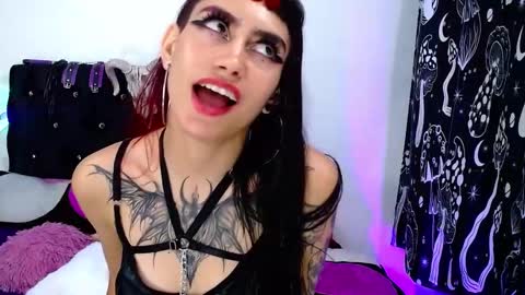 Snapshot of mayaredd chatting on 01/30/25, 03:33 mayaredd online show from 01/30/25, 03:33