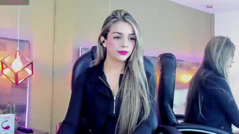 Snapshot of maylinfox chatting on 01/07/25, 01:03 MaylinFox online show from 01/07/25, 01:03