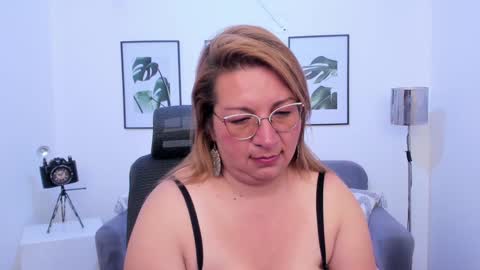 Snapshot of maylinleee chatting on 02/08/25, 02:04 Mailyn online show from 02/08/25, 02:04