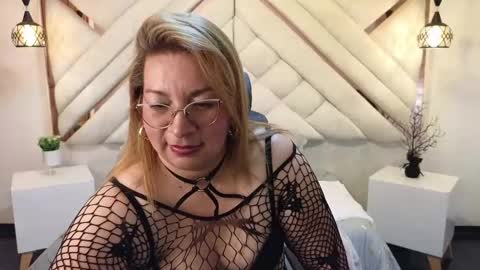 Snapshot of maylinleee chatting on 02/13/25, 08:55 Mailyn online show from 02/13/25, 08:55