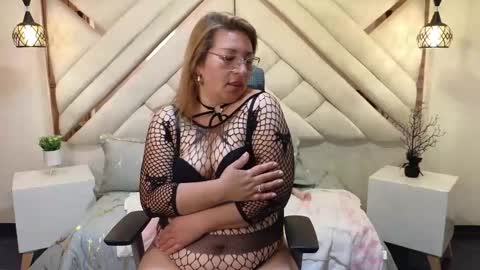 Snapshot of maylinleee chatting on 02/13/25, 11:58 Mailyn online show from 02/13/25, 11:58