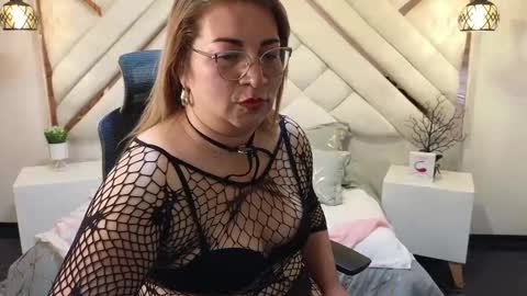 Snapshot of maylinleee chatting on 02/17/25, 10:47 Mailyn online show from 02/17/25, 10:47