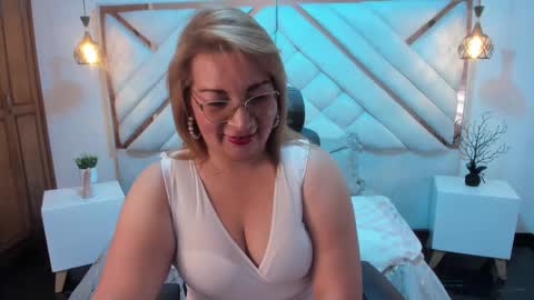 Snapshot of maylinleee chatting on 02/26/25, 07:49 Mailyn online show from 02/26/25, 07:49