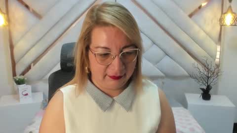 Snapshot of maylinleee chatting on 03/11/25, 11:44 Mailyn online show from 03/11/25, 11:44