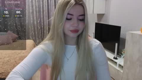 Snapshot of maymallorie chatting on 12/04/24, 06:00 may online show from 12/04/24, 06:00
