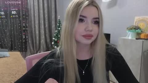 Snapshot of maymallorie chatting on 12/12/24, 02:33 may online show from 12/12/24, 02:33
