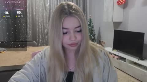 Snapshot of maymallorie chatting on 12/15/24, 07:31 may online show from 12/15/24, 07:31