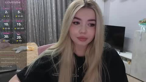 Snapshot of maymallorie chatting on 12/17/24, 05:36 may online show from 12/17/24, 05:36