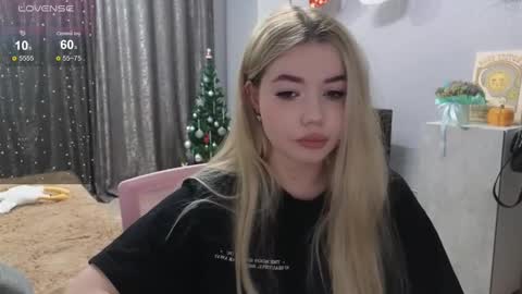 Snapshot of maymallorie chatting on 12/17/24, 08:43 may online show from 12/17/24, 08:43