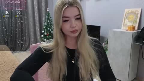 Snapshot of maymallorie chatting on 12/25/24, 04:32 may online show from 12/25/24, 04:32