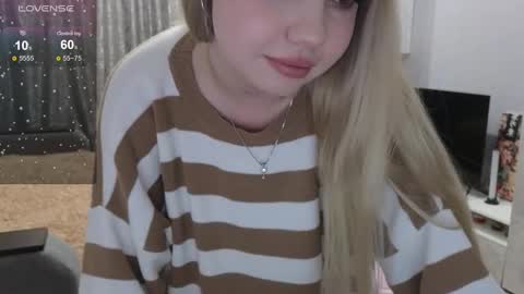 Snapshot of maymallorie chatting on 02/03/25, 03:27 may online show from 02/03/25, 03:27