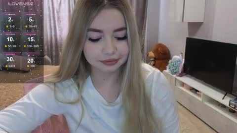 Snapshot of maymallorie chatting on 02/14/25, 10:59 may online show from 02/14/25, 10:59