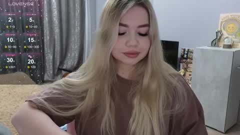 Snapshot of maymallorie chatting on 02/16/25, 01:14 may online show from 02/16/25, 01:14