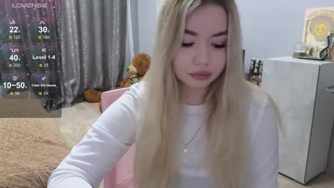 Snapshot of maymallorie chatting on 02/19/25, 04:22 may online show from 02/19/25, 04:22