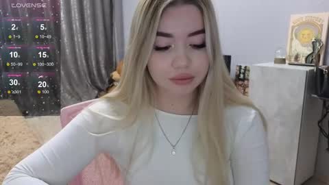 Snapshot of maymallorie chatting on 02/27/25, 11:48 may online show from 02/27/25, 11:48