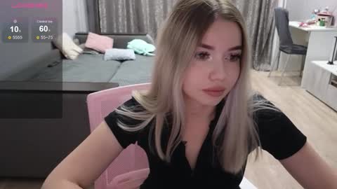 Snapshot of maymallorie chatting on 10/07/25, 09:01 may online show from 10/07/25, 09:01