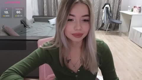 Snapshot of maymallorie chatting on 10/21/25, 11:05 may online show from 10/21/25, 11:05