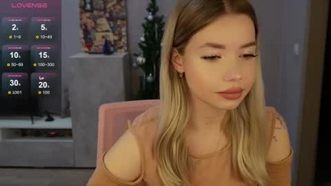 Snapshot of maymallorie chatting on 11/15/25, 02:31 may online show from 11/15/25, 02:31