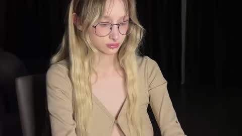 Snapshot of mayvi_cold chatting on 06/23/26, 07:23 mayvi_cold online show from 06/23/26, 07:23