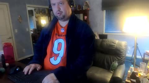 Snapshot of mckhero chatting on 12/17/24, 05:04 Sean online show from 12/17/24, 05:04