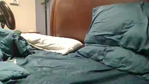 Snapshot of me_likey88 chatting on 10/26/25, 01:33 yung n hung online show from 10/26/25, 01:33