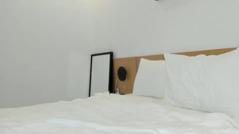 Snapshot of me_lina_ chatting on 12/30/24, 11:04 Alice online show from 12/30/24, 11:04