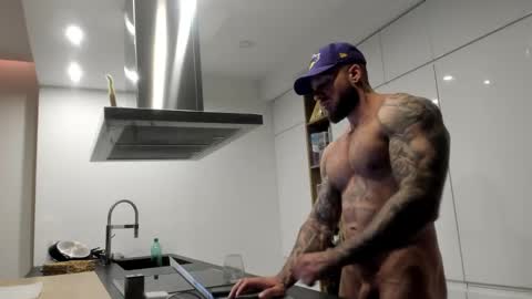 Snapshot of mealphamale chatting on 12/04/24, 03:43 Alpha Male online show from 12/04/24, 03:43