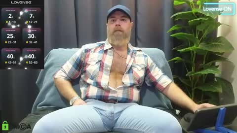 Snapshot of meaty_roll chatting on 10/15/25, 03:17 Meaty Roll online show from 10/15/25, 03:17