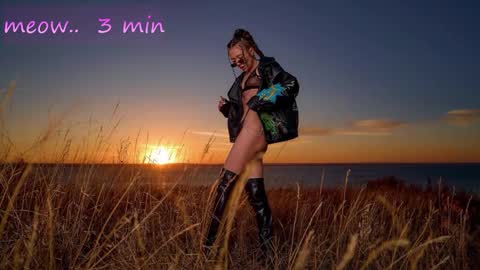 Snapshot of meeeeeow08 chatting on 11/18/25, 01:11 Sweet Meow nonude online show from 11/18/25, 01:11