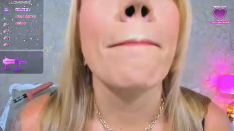 Snapshot of megan_clarck_ chatting on 06/09/26, 10:54 Puedes llamarme angy online show from 06/09/26, 10:54