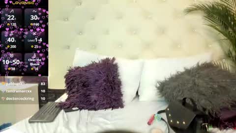 Snapshot of megan_devon chatting on 12/26/24, 06:22     online show from 12/26/24, 06:22