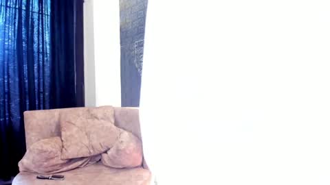 Snapshot of megan_devon chatting on 01/17/25, 05:41     online show from 01/17/25, 05:41