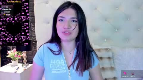 Snapshot of megan_devon chatting on 01/21/25, 01:43     online show from 01/21/25, 01:43