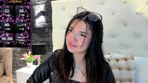Snapshot of megan_devon chatting on 01/25/25, 11:44     online show from 01/25/25, 11:44