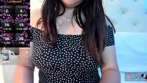 Snapshot of megan_devon chatting on 01/25/25, 02:47     online show from 01/25/25, 02:47