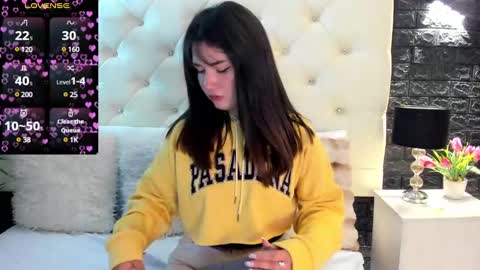 Snapshot of megan_devon chatting on 02/04/25, 11:27     online show from 02/04/25, 11:27