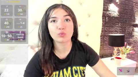 Snapshot of megan_devon chatting on 02/21/25, 05:31     online show from 02/21/25, 05:31