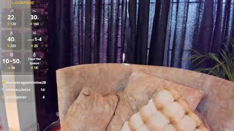Snapshot of megan_devon chatting on 02/25/25, 05:36     online show from 02/25/25, 05:36