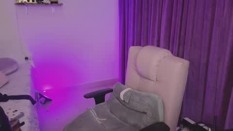 Snapshot of megan_ricci chatting on 01/14/25, 03:32                 Laura                 online show from 01/14/25, 03:32