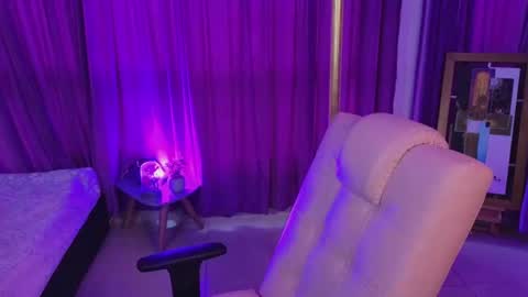 Snapshot of megan_ricci chatting on 07/12/26, 10:34 Laura online show from 07/12/26, 10:34