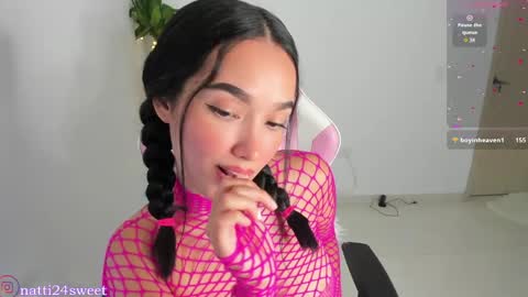 Snapshot of megan_sweet24 chatting on 04/28/26, 02:27 megan sweet online show from 04/28/26, 02:27