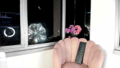 Snapshot of megann__sweet chatting on 01/11/25, 10:29 Mara online show from 01/11/25, 10:29