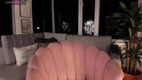 Snapshot of megann__sweet chatting on 02/19/25, 10:12 Mara online show from 02/19/25, 10:12